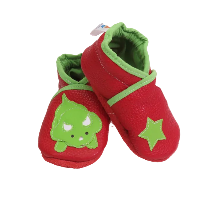 Chaussons bébé rouge motif dinosaure vert et étoile, vue inclinée.