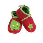 Chaussons bébé rouge motif dinosaure vert et étoile, vue inclinée.
