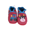 Chaussons bébé en cuir souple rouge framboise avec vache et tracteur appliqués.