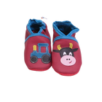 Chaussons bébé en cuir souple rouge framboise avec vache et tracteur appliqués.