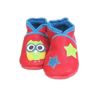 Chaussons bébé en cuir souple rouge motif hibou et étoiles colorées, vue de face mettant en valeur les appliqués et les finitions bleu ciel.
