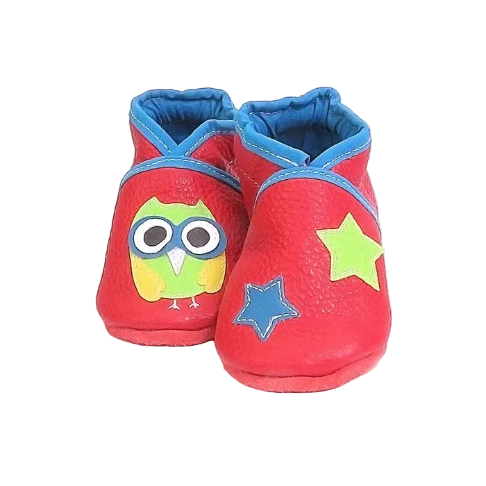 Chaussons bébé en cuir souple rouge motif hibou et étoiles colorées, vue de face mettant en valeur les appliqués et les finitions bleu ciel.