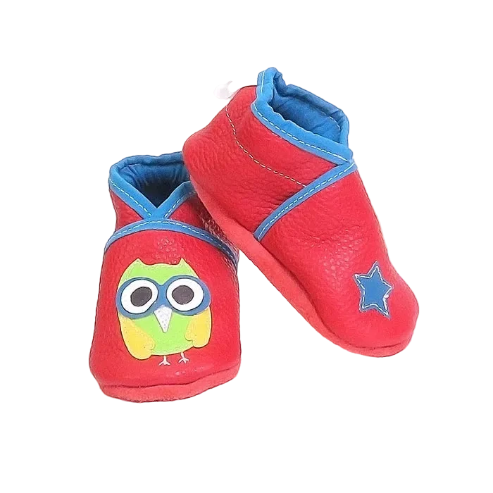 Chaussons en cuir souple artisanaux rouge pour bébé avec hibou vert illustré sur un pied et étoile bleue sur l’autre, finitions bleu ciel.
