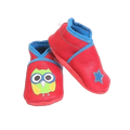 Chaussons en cuir souple artisanaux rouge pour bébé avec hibou vert illustré sur un pied et étoile bleue sur l’autre, finitions bleu ciel.