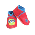 Chaussons en cuir souple artisanaux rouge pour bébé avec hibou vert illustré sur un pied et étoile bleue sur l’autre, finitions bleu ciel.