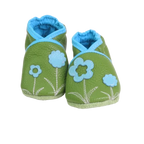Chaussons bébé vert anis avec fleurs bleu clair appliquées.
