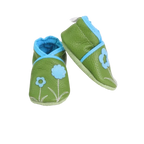 Chaussons bébé en cuir souple vert anis avec fleurs bleu clair.