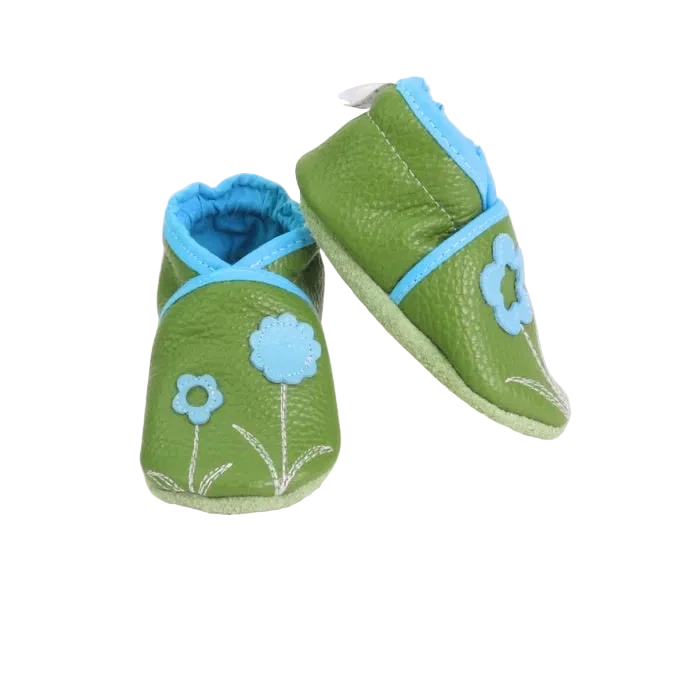 Chaussons bébé en cuir souple vert anis avec fleurs bleu clair.