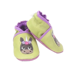 Chaussons bébé en cuir souple vert anis avec licorne fleurie, vue en biais montrant la texture du cuir et la souplesse du modèle.