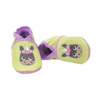 Chaussons bébé en cuir souple vert anis motif licorne avec détails floraux, vue croisée mettant en valeur les finitions violettes.