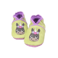 Chaussons en cuir souple artisanaux vert anis pour bébé avec tête de licorne et couronne de fleurs sur chaque pied, finitions violettes.