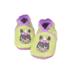 Chaussons en cuir souple artisanaux vert anis pour bébé avec tête de licorne et couronne de fleurs sur chaque pied, finitions violettes.