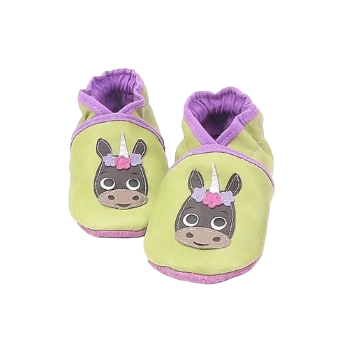 Chaussons en cuir souple artisanaux vert anis pour bébé avec tête de licorne et couronne de fleurs sur chaque pied, finitions violettes.