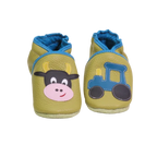 Chaussons bébé vert anis avec vache et tracteur en cuir souple.