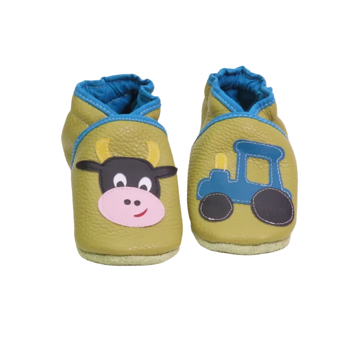 Chaussons bébé vert anis avec vache et tracteur en cuir souple.