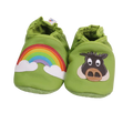 Chaussons bébé en cuir souple vert avec motif arc-en-ciel et tête de vache appliquée, fabrication artisanale.