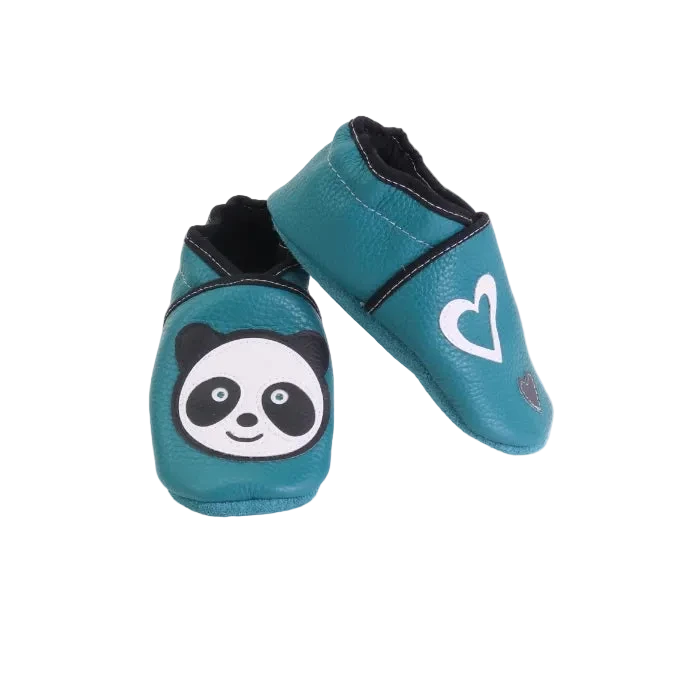 Chaussons bébé en cuir souple vert canard avec motif panda et cœurs appliqués, fabrication artisanale.