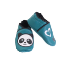 Chaussons bébé en cuir souple vert canard avec motif panda et cœurs appliqués, fabrication artisanale.