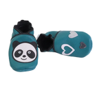 Chaussons en cuir souple vert canard pour bébé avec tête de panda sur un pied et cœurs sur l’autre.