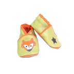 Chaussons en cuir souple artisanaux vert clair pour bébé, vue en angle, avec renard orange et étoile noire.