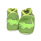 Chaussons en cuir souple artisanaux vert pour bébé avec crocodile vert clair appliqué sur chaque pied, finitions vert tendre.