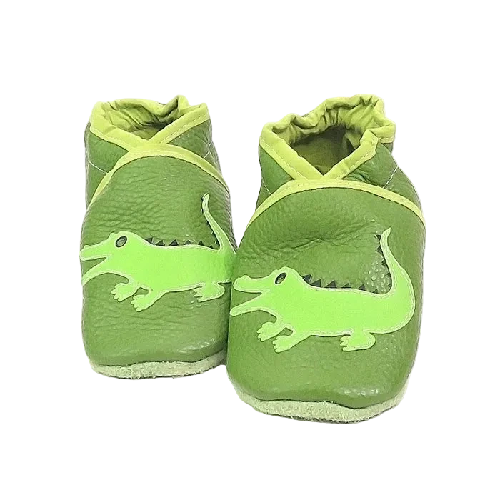 Chaussons en cuir souple artisanaux vert pour bébé avec crocodile vert clair appliqué sur chaque pied, finitions vert tendre.