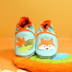 Ensemble de chaussons bébé vert d’eau avec motif renard et feuilles d’automne.