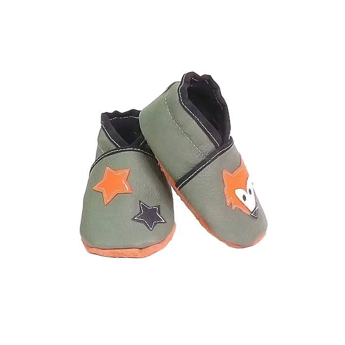 Chaussons en cuir souple artisanaux vert kaki pour bébé, vue en angle, avec motif renard orange et étoiles contrastées.