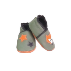 Chaussons en cuir souple artisanaux vert kaki pour bébé, vue en angle, avec motif renard orange et étoiles contrastées.