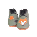 Chaussons en cuir souple artisanaux vert kaki pour bébé avec tête de renard orange sur un pied et étoiles orange et noire sur l’autre.