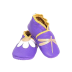 Chaussons bébé en cuir souple violet motif libellule et marguerite, vue en biais mettant en valeur les appliqués et les finitions jaune moutarde.