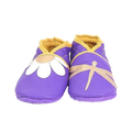 Chaussons en cuir souple artisanaux violet pour bébé avec marguerite blanche sur un pied et libellule beige sur l’autre, finitions jaune moutarde.