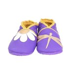 Chaussons en cuir souple artisanaux violet pour bébé avec marguerite blanche sur un pied et libellule beige sur l’autre, finitions jaune moutarde.