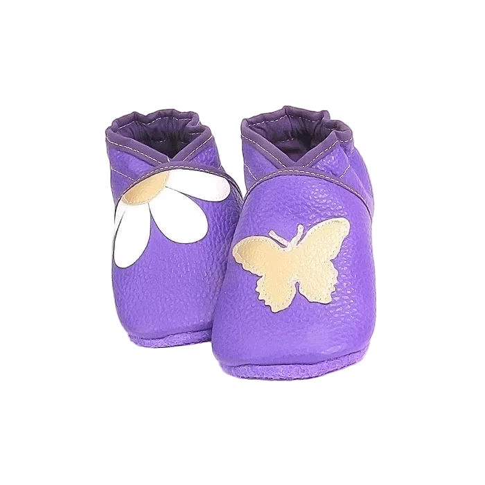 Chaussons bébé violet avec marguerite blanche et papillon doré.