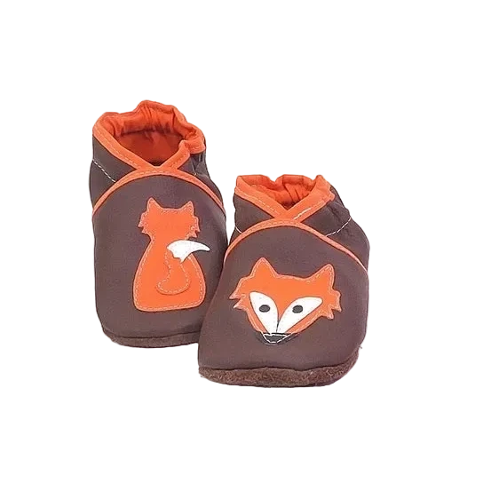 Chaussons en cuir souple artisanaux marron pour enfant avec renard orange, vue de face montrant les deux motifs complémentaires.