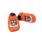 Chaussons en cuir souple artisanaux orange pour enfant, vue en angle, avec tête de sanglier marron et beige.