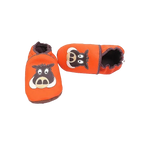 Chaussons en cuir souple artisanaux orange pour enfant avec motif sanglier, vue inclinée avec un chausson allongé.