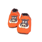 Chaussons en cuir souple artisanaux orange pour enfant avec tête de sanglier marron et beige, finitions marron foncé.