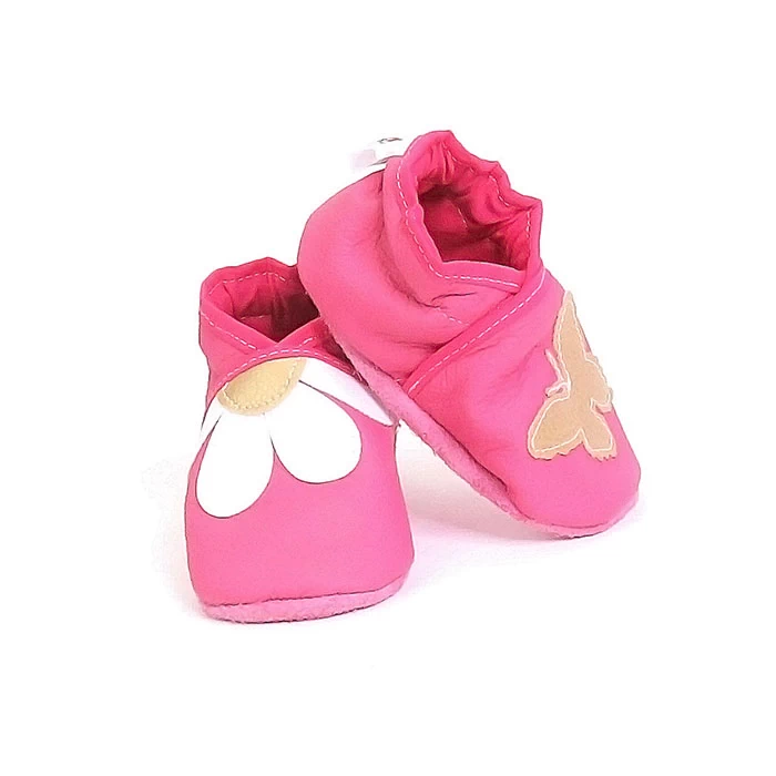 chaussons souples cuir rose, papillon et paquerette