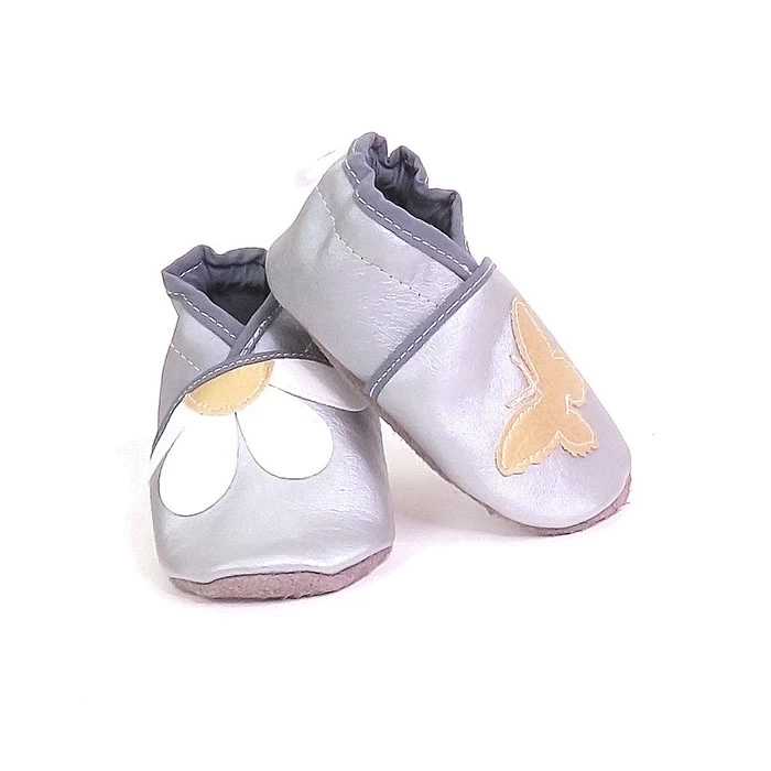 chaussons souples cuir argenté, papillon et paquerette