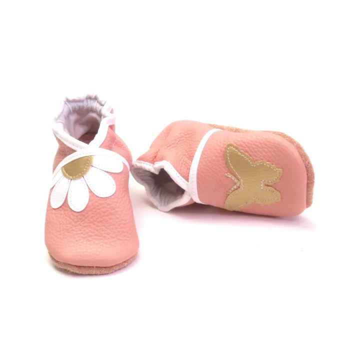chaussons souples cuir rose, papillon et paquerette