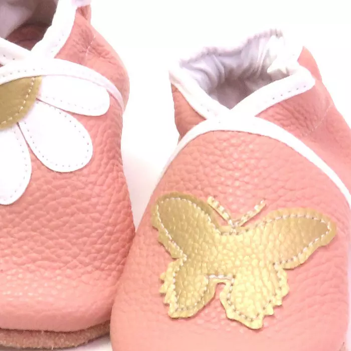 chaussons souples cuir rose, papillon et paquerette - détail