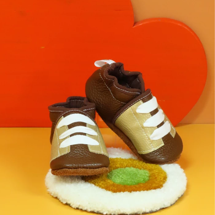 Chaussons bébé cuir marron pointure 19/20 – style basket à lacets cousus faits main