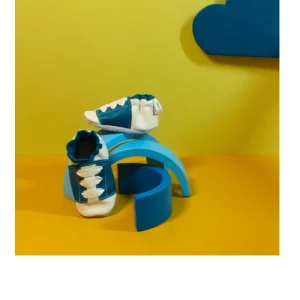 chaussons bleu et blanc en cuir souple imitation basket