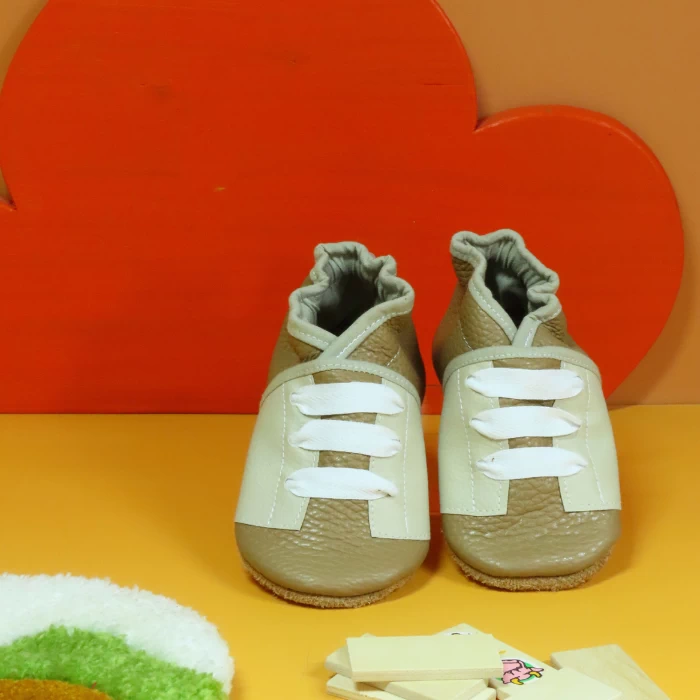 Chaussons bébé Les P’tits Lacets – cuir cappuccino & beige pointure 21/22 faits main