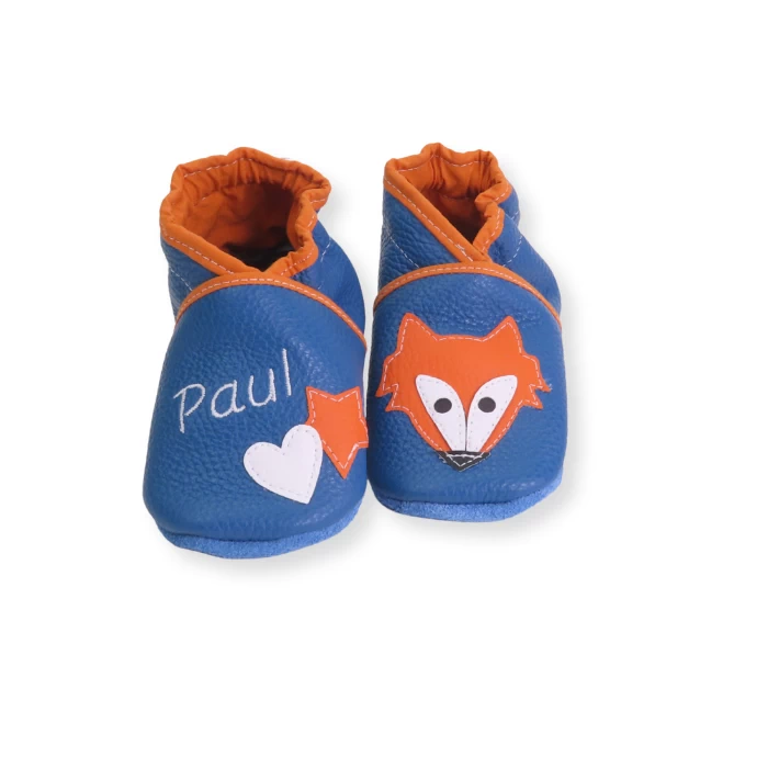 chaussons en cuir souple un prénom sur un pied avec coeurs et une renard sur l'autre pied
