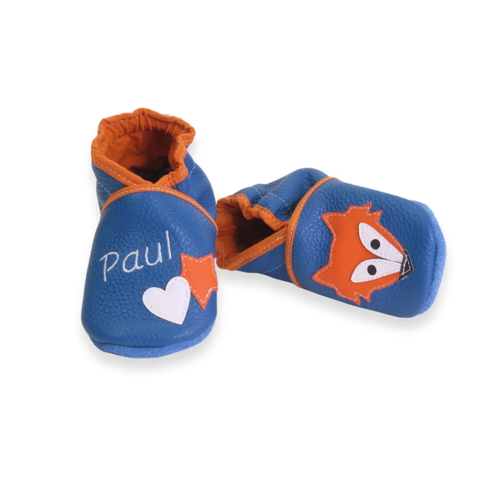 chaussons en cuir souple un prénom sur un pied avec coeurs et une renard sur l'autre pied