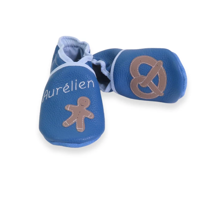 chaussons en cuir souple un prénom sur un pied avec mennele et une bretzel sur l'autre pied