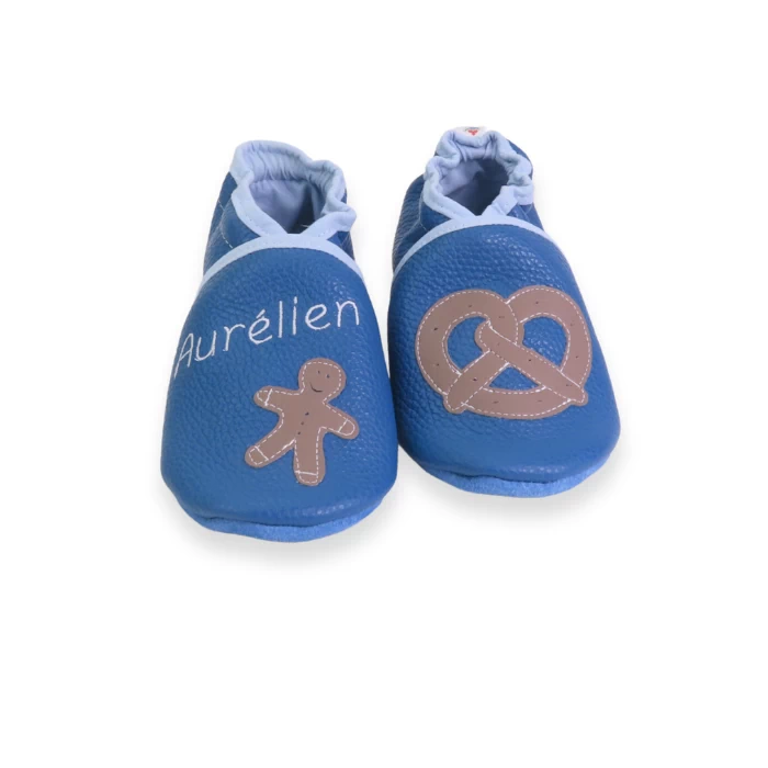 chaussons en cuir souple un prénom sur un pied avec mennele et une bretzel sur l'autre pied