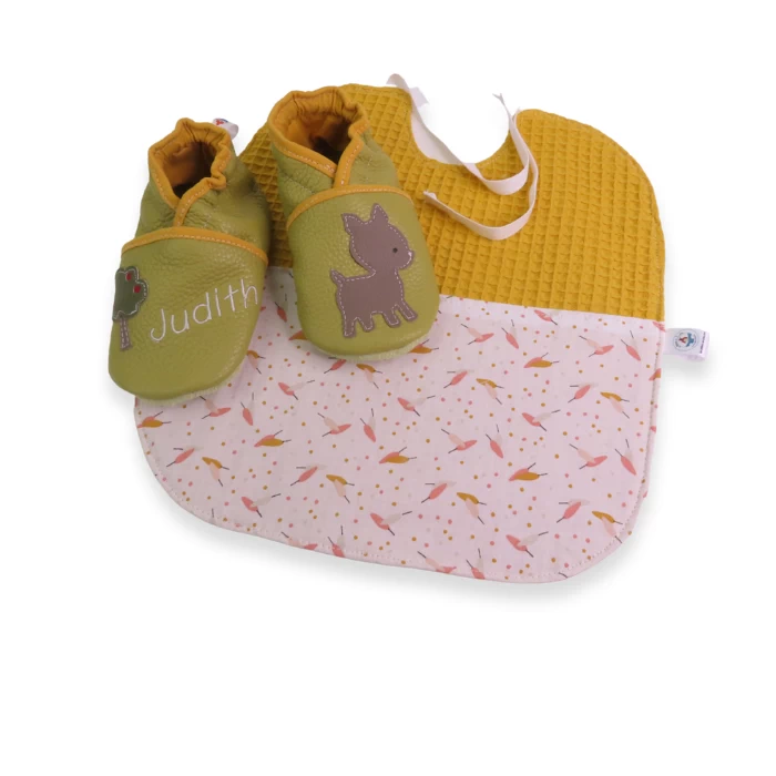 chaussons en cuir souple un prénom sur un pied avec arbre et un faon sur l'autre pied